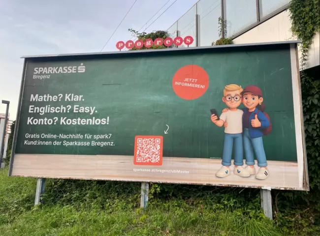 Werbeplakat einer Bank mit 2 Kindern, wobei eines 3 Hände hat